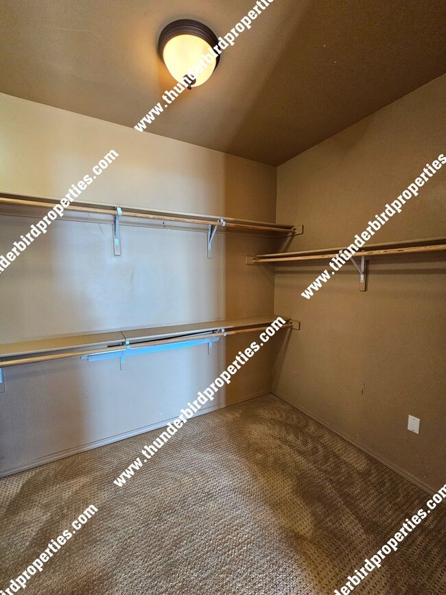 Building Photo - 4 bedrooms, 3 baths, single  story  on  We...