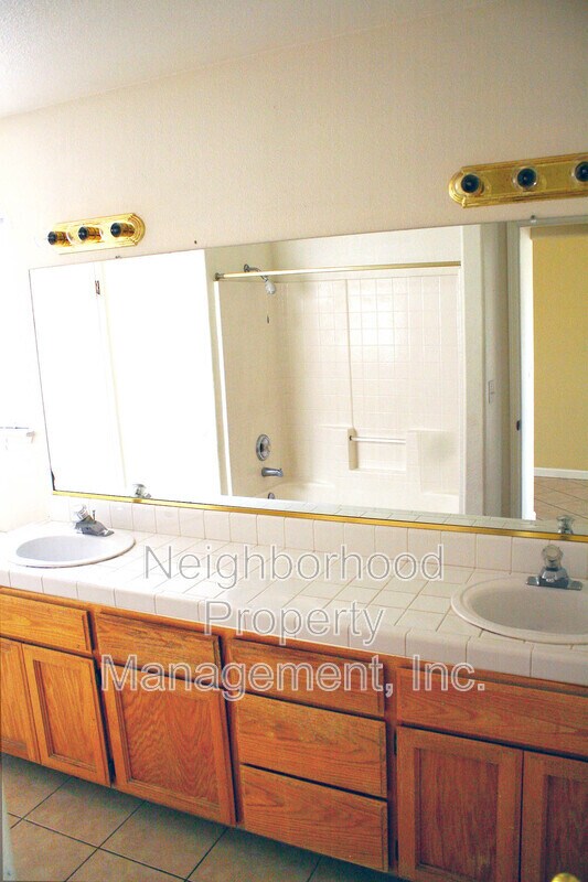 Building Photo - 3574 N State Ave