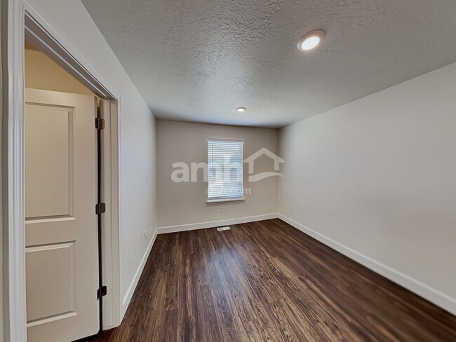 Building Photo - 2320 E Wild Horse Way