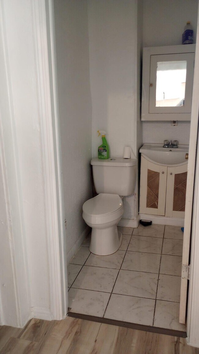 Building Photo - 1802 E 3rd St