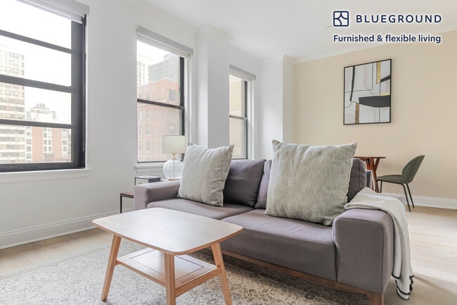 Building Photo - 200 E Chestnut St