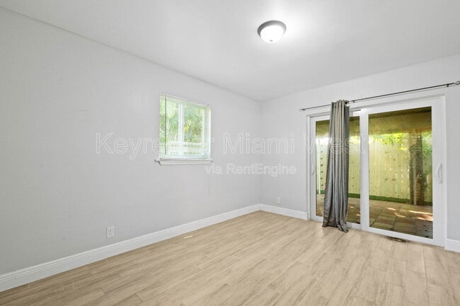 Building Photo - 826 SW 14th St