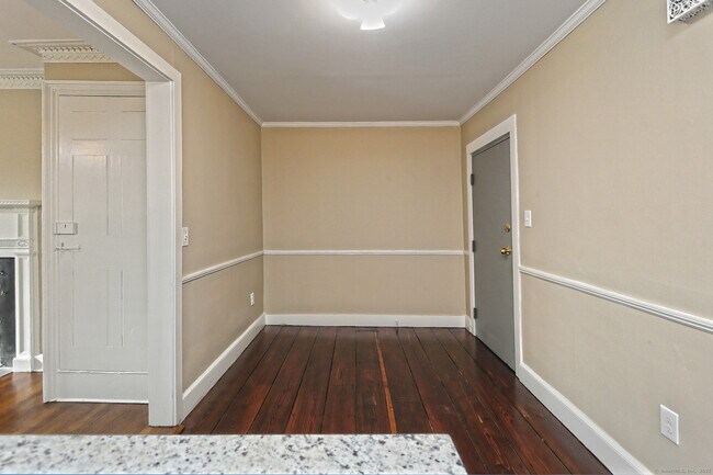 Building Photo - 562 Amity Rd