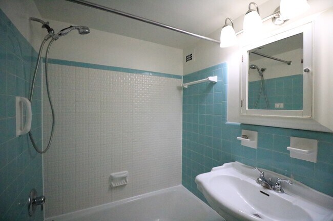 Building Photo - 2/2 Gem in Grosvenor Park!