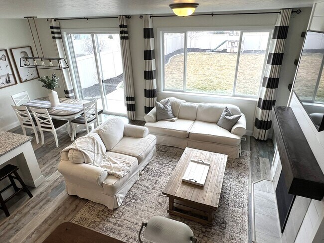 Building Photo - Welcome to this charming 3 bed 2.5 bath ho...