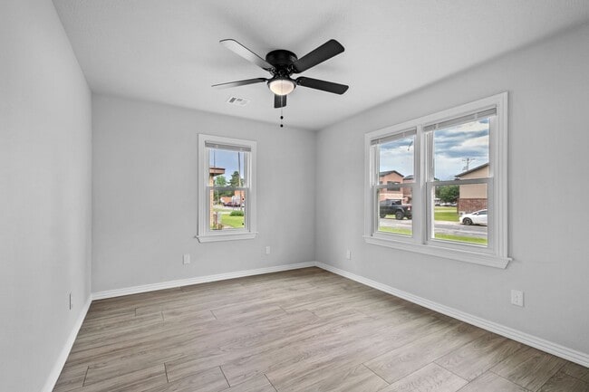 Building Photo - 3 Bed, 2 Bath Home Available in Gentry!