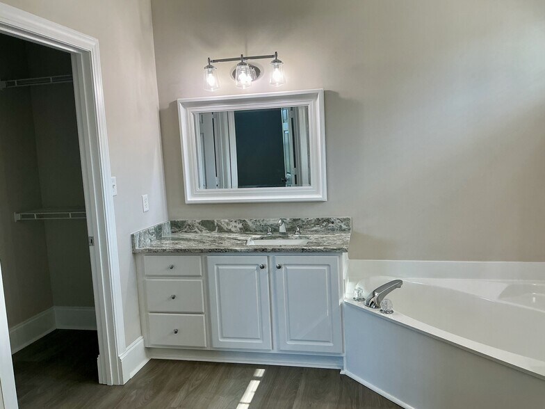 Master Bathroom - 546 Stonemason Dr