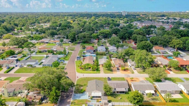 Building Photo - Beautiful 2/2 ~1000Sq. Ft. with NEW floors...