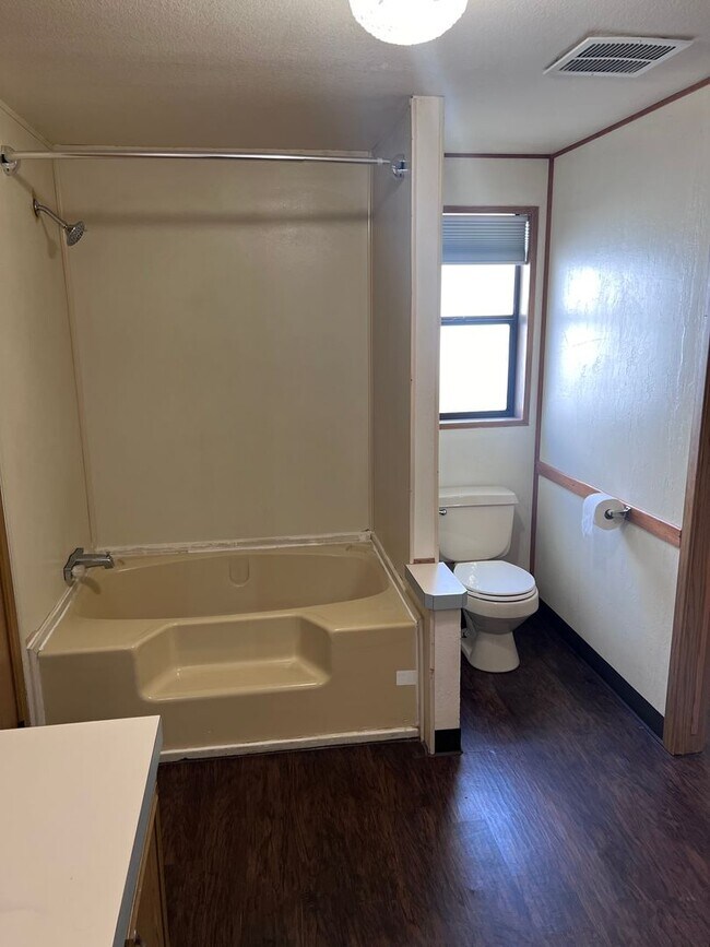 Building Photo - Country Setting 4-bedroom, 2-bathroom home!