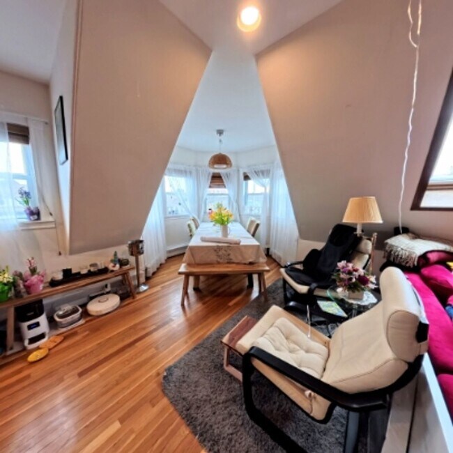 Building Photo - Large Unit in brookline Village, In-Unit Washer and Dryer, One Parking Space is Included