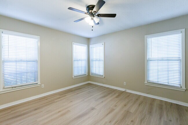 Building Photo - 1/2 off First Months Rent! Charming Home N...