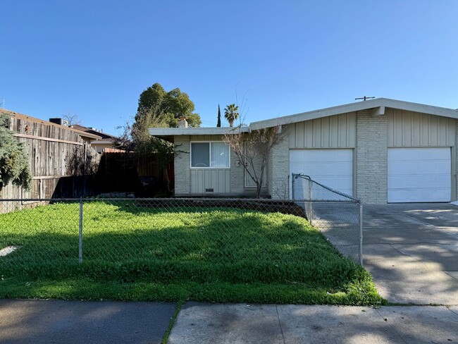 Building Photo - Beautiful renovated 3 bedroom with garage!