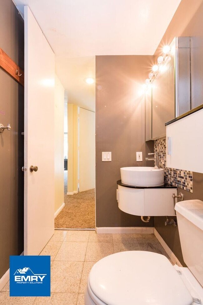 Building Photo - Beautiful 2 Bedroom, 2 Bathroom Condo In C...