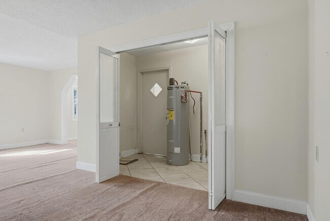 Building Photo - 2101 Goldendale Ln