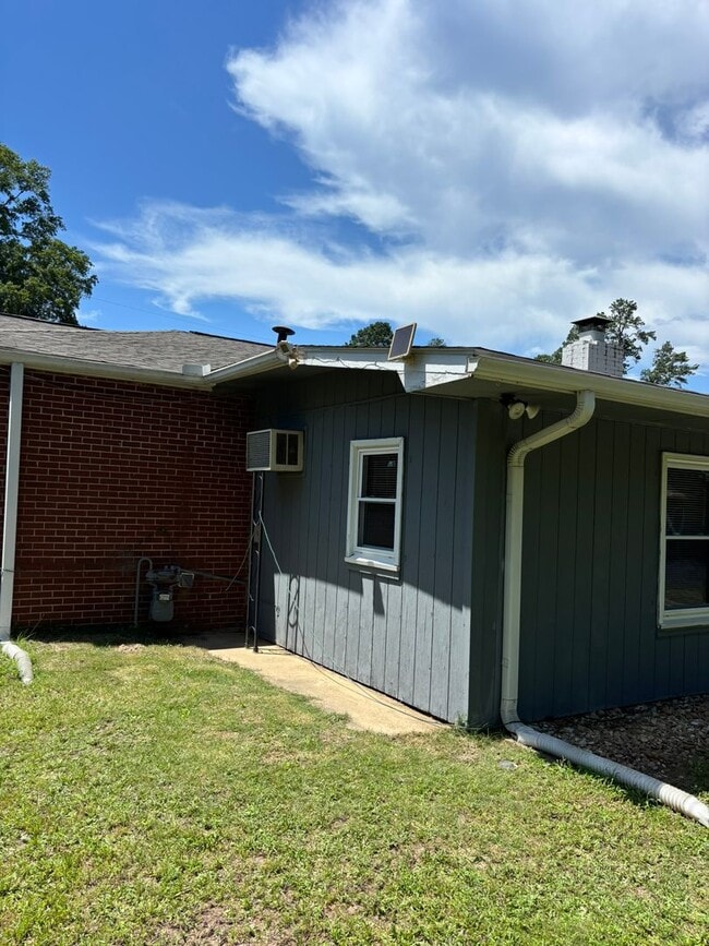 Building Photo - Welcome to this 1,692 sq ft Columbus, GA home offering 3 bedrooms and 1.5 bathrooms
