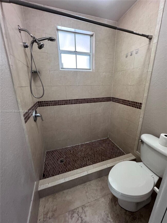 Building Photo - 955 SW 75th Ave