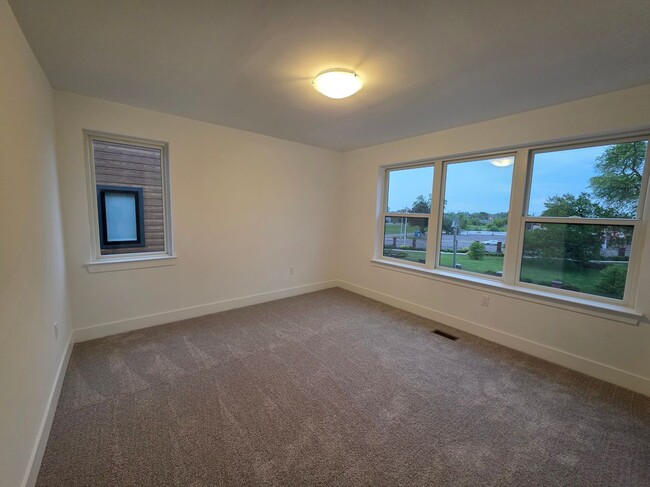 Building Photo - 3610 Trumbull
