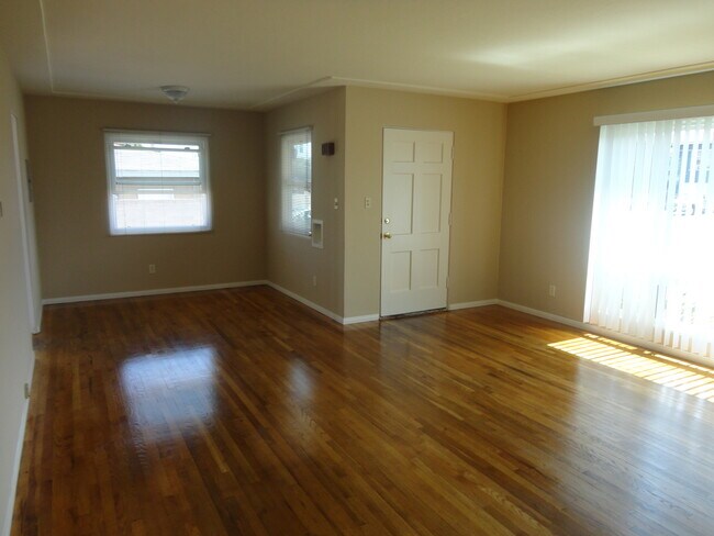 Building Photo - m529 - Mann