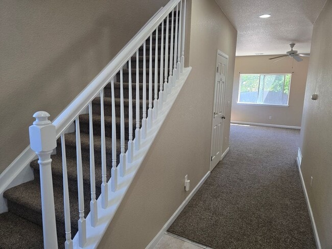 Building Photo - Three-bedroom condo in Denver boasts a lar...