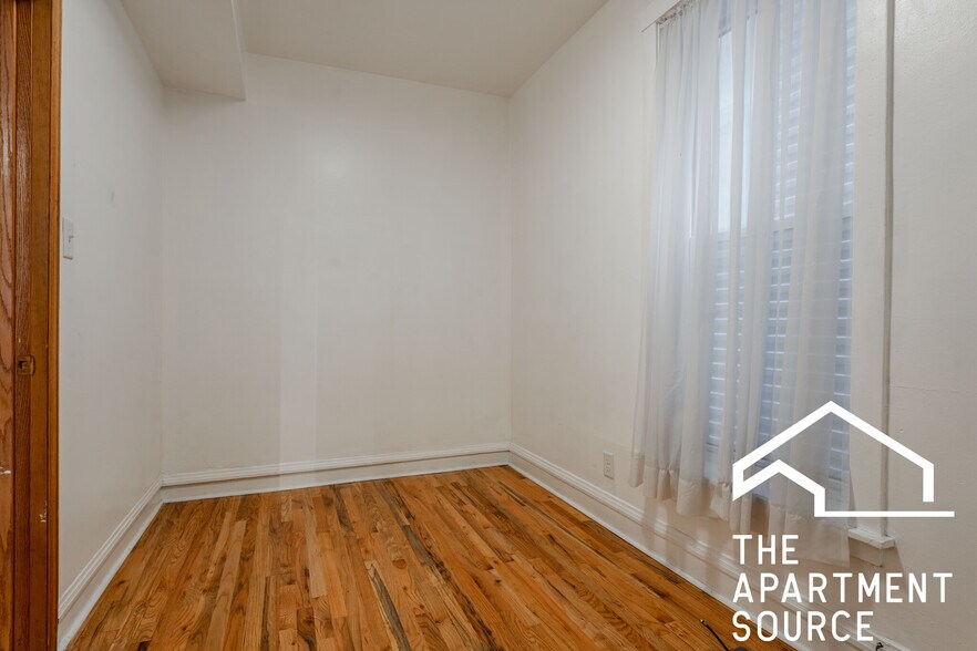Building Photo - 2110 N Oakley Ave