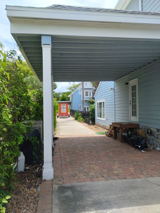 Building Photo - 936 Riverside Dr