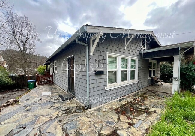 Primary Photo - Cozy Downtown 2 Bedroom Bungalow in the He...