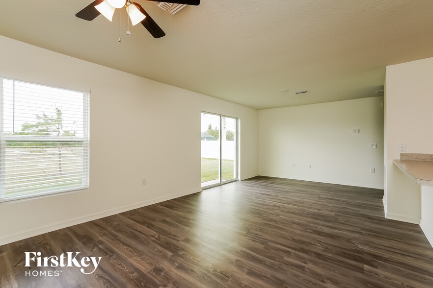 Building Photo - 2204 NE 22nd Pl