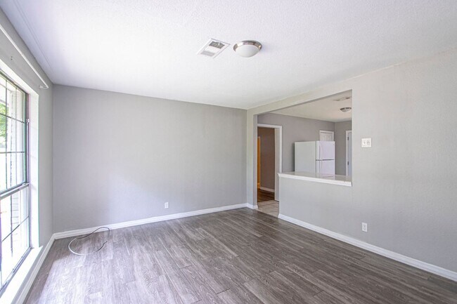 Building Photo - Charming 3-Bedroom Home with Large Fenced Backyard in Little Rock!