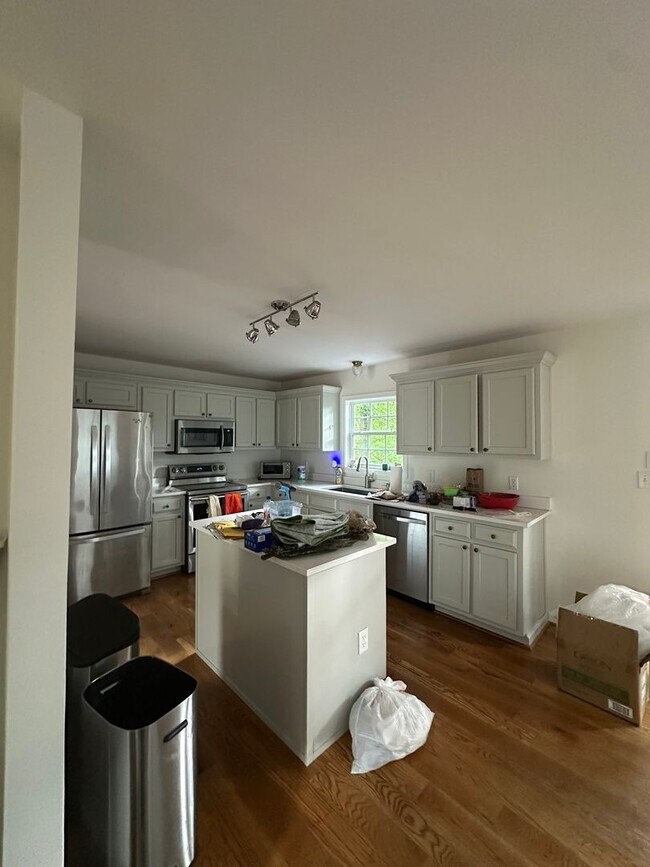Building Photo - 250 Hodgson Dr