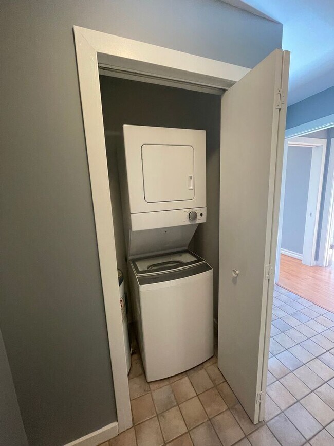Building Photo - 1 bedroom condo conveniently located in up...