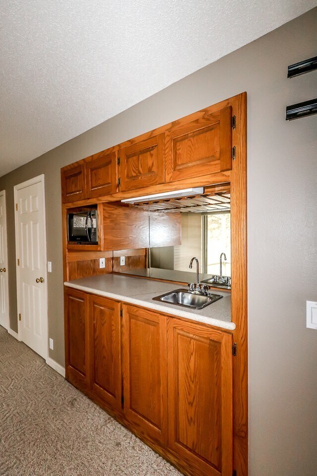 Building Photo - Beautiful 4 Bedroom, 3 Bath home. It has a 2 car garage plus a 1 car carport.  Stay warm in the w...