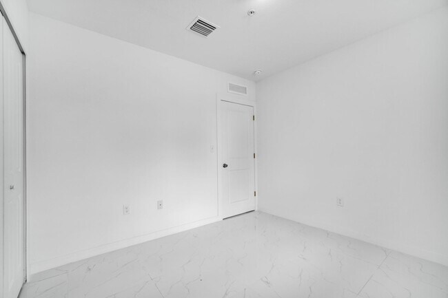 Building Photo - Goulds 4 Bed Triplex