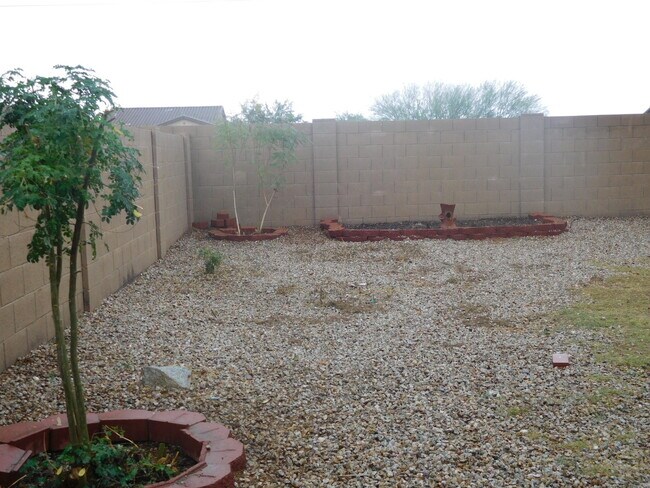 Building Photo - Amazing 4 bedrooms, 3 bathrooms house in P...