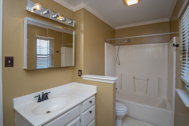 Building Photo - 4 Bedroom Home in North Little Rock with S...