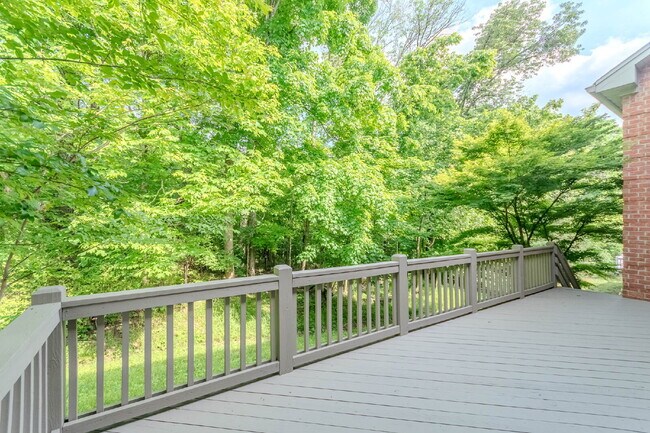 Building Photo - 5 Bedroom Home in Hermitage! Backs Up To T...