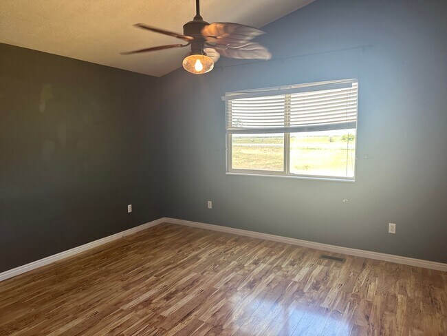 Building Photo - Beautiful 4 Bedroom Home in Layton!