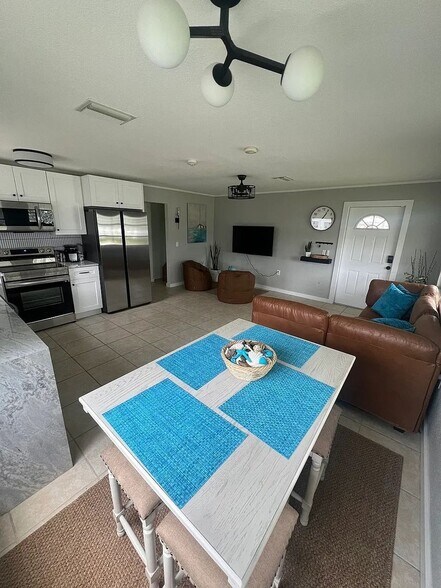 Building Photo - 10192 SW Riverview Cir