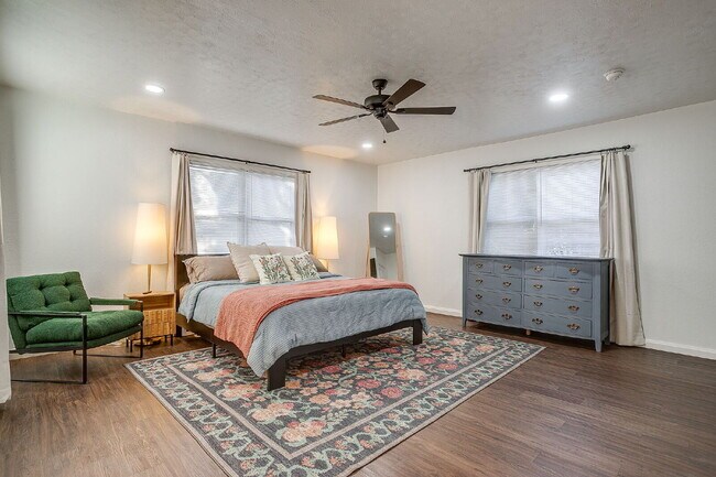 Building Photo - Fully furnished and updated 3 bedroom 2 bath in the heart of River Oaks. Available immediately an...