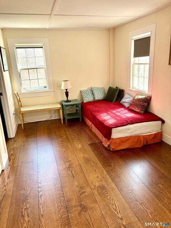 Building Photo - 310 Valley Rd