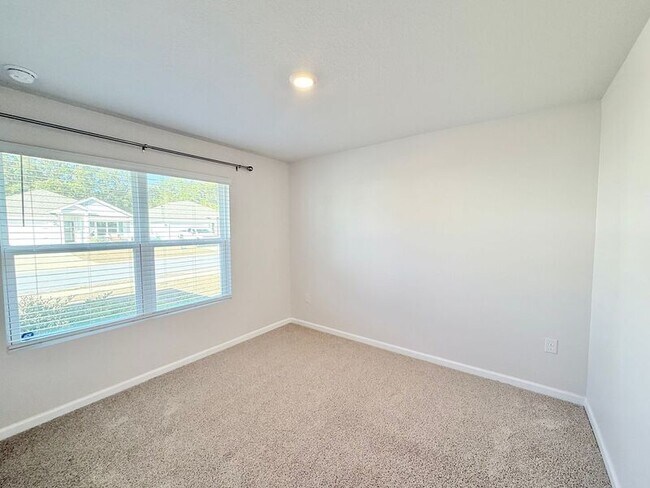 Building Photo - 5320 Peach Dr