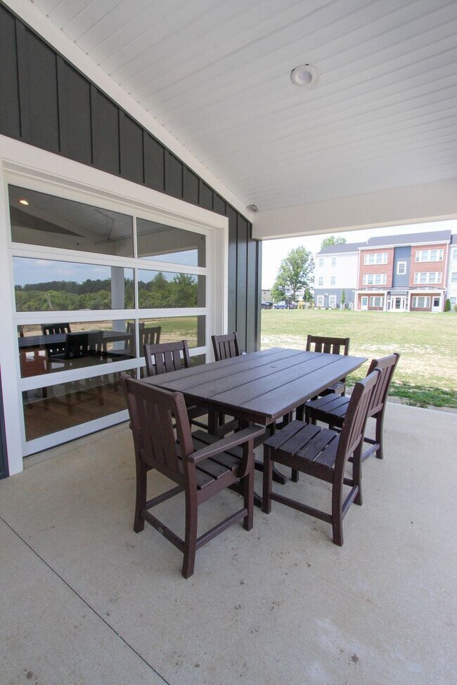 Building Photo - New! Beautiful 1 Bed, 1 Bath Apartment in PRIME location! Furnished & Unfurnished Options Available!