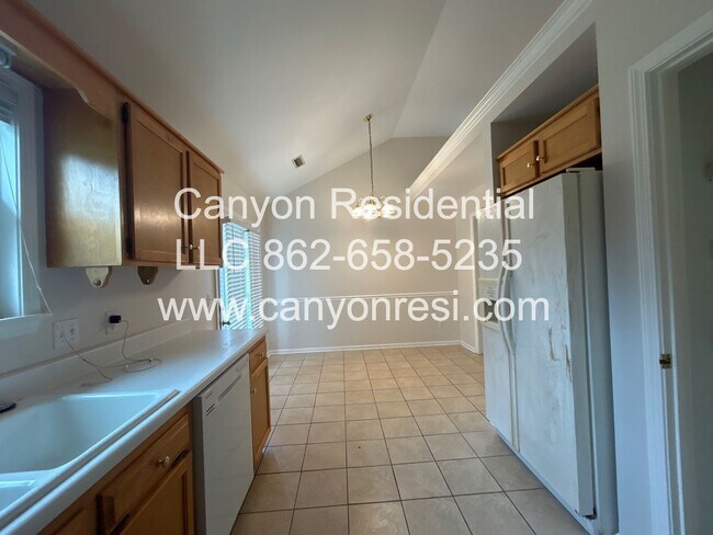 Building Photo - Beautiful 3 BR/3Bath in well sought after neighborhood !