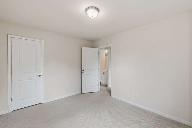 Building Photo - 1502 Sharon Rd W