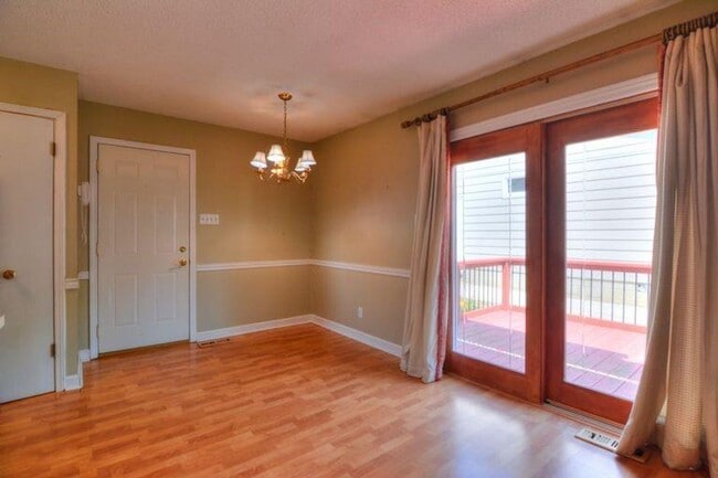 Building Photo - 3 bedroom / 2 bath ranch!