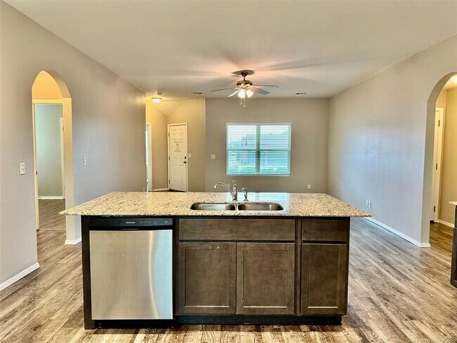 Building Photo - 4 bed/2 bath newer construction in prime location in Claremore!
