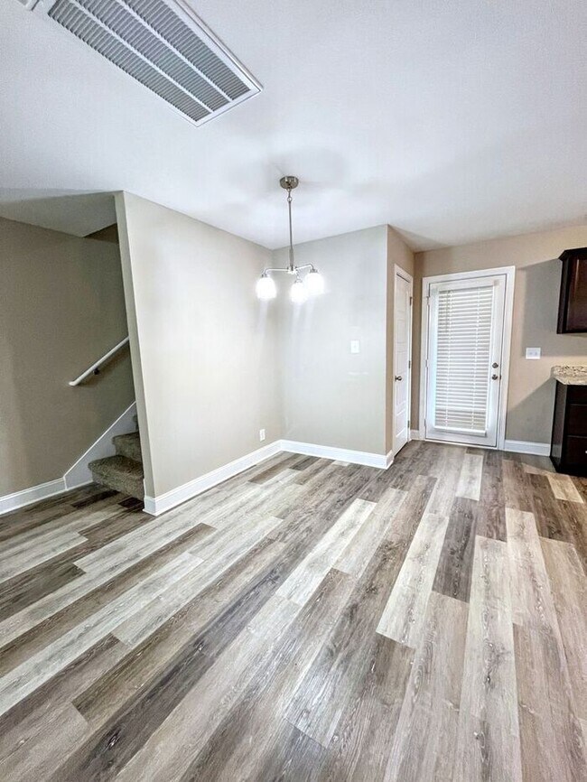 Building Photo - Spacious 3-Bedroom Home in a Prime Locatio...
