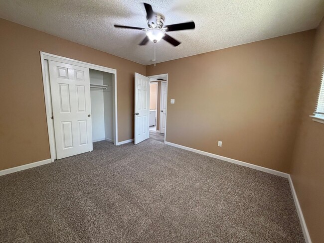 Building Photo - 5725 Woodleigh Dr