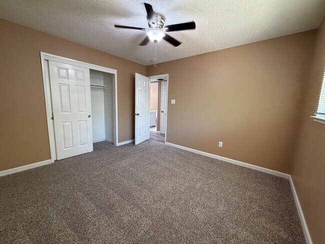 Building Photo - Updated 2 bedroom duplex near hospital