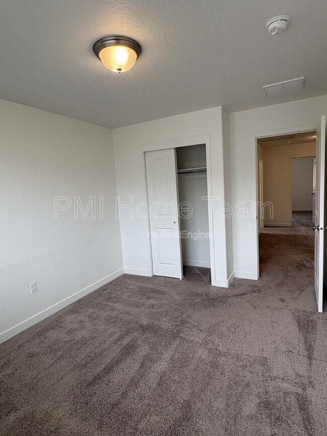 Building Photo - 1616 W Parkview Dr