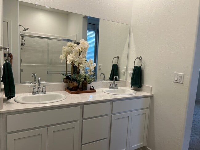 Building Photo - Three bedrooms and two bathrooms in Hanford, CA